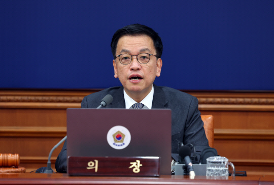 최상목 대통령 권한대행이 11일 정부서울청사에서 열린 국무회의에서 발언하고 있다.[대통령실통신사진기자단]